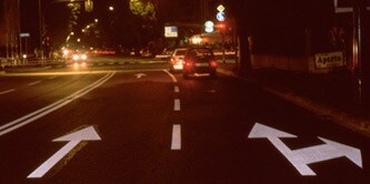 Cars waiting at traffic lights in the dark
