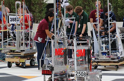 Robots and high schools &ldquo;invaded the plaza&rdquo; at 3M headquarters.