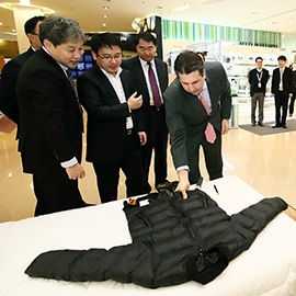 3M Korea employees talk with Mark Lippert about how 3M has contributed to South Korea’s industrial sector.